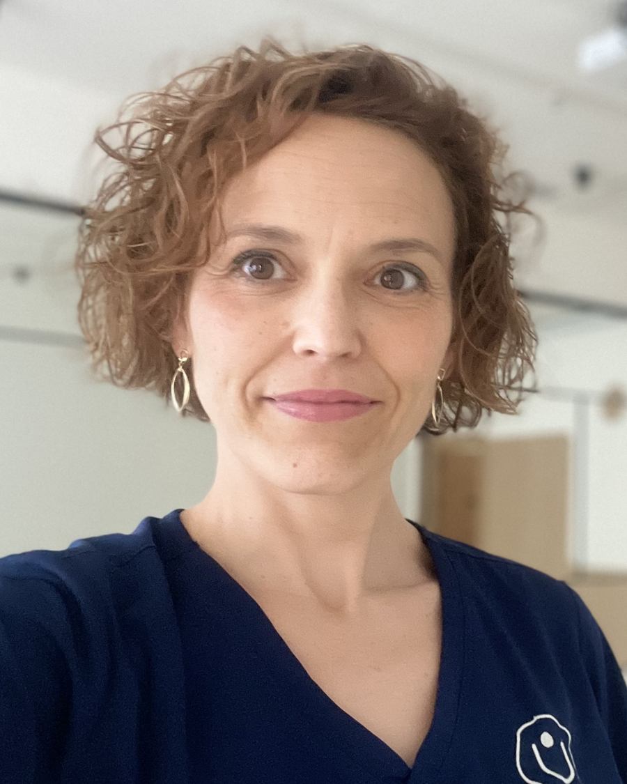 Bea Delgado, matrona y Doctora en Ciencias de la Salud, en su consulta de Alicante