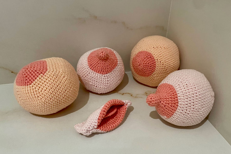 Mamas de crochet utilizadas para explicar la lactancia en consulta