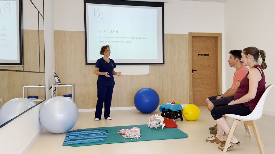 Bea Delgado presenta CALMA Parto a una pareja en la sala de preparación al parto.