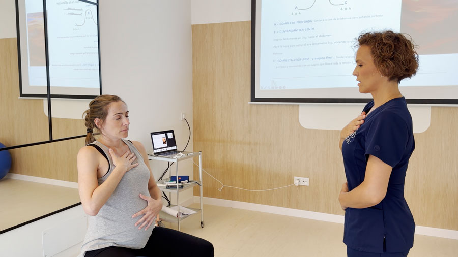 Bea Delgado presenta CALMA Parto a una pareja en la sala de preparación al parto.